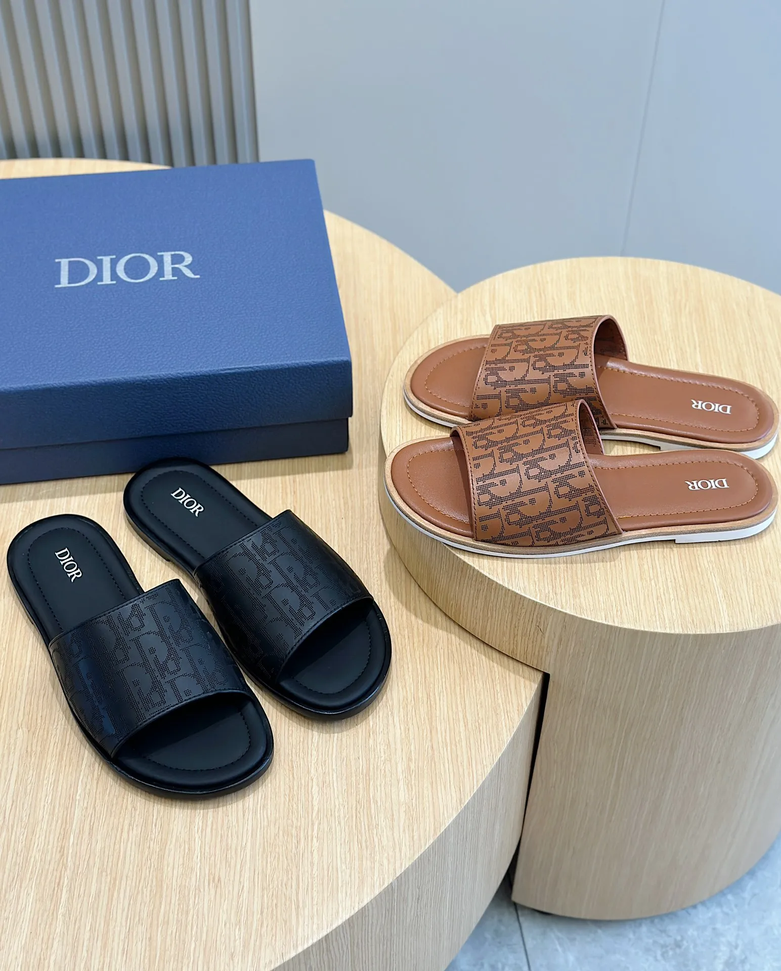 P320 Dior Alias ​​Men's Genuine Leather Slippers This Alias ​​sandal is new for summer, showing casual and elegant style. Carefully crafted from grained cow leather and Oblique printed fabric, with cowhide lining! Cross strap design. The imported cowhide leather and rubber sole adds sophistication and comfort, while Oblique print-effect anti-slip panels add style. Size: 39-44 (customized at 38.45)